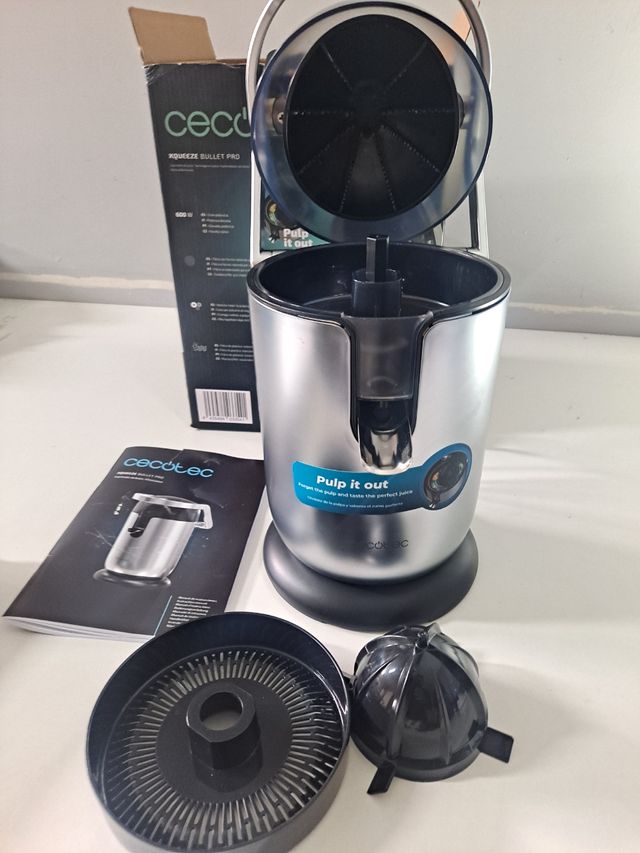 Exprimidor de zumos compacto y eficiente Cecotec