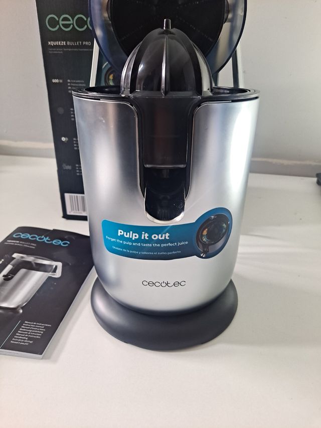 Exprimidor de zumos compacto y eficiente Cecotec