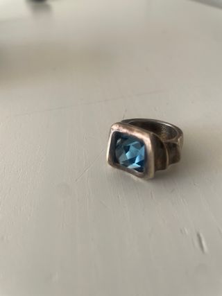 Anillo Uno de 50 y Swarovski talla 12