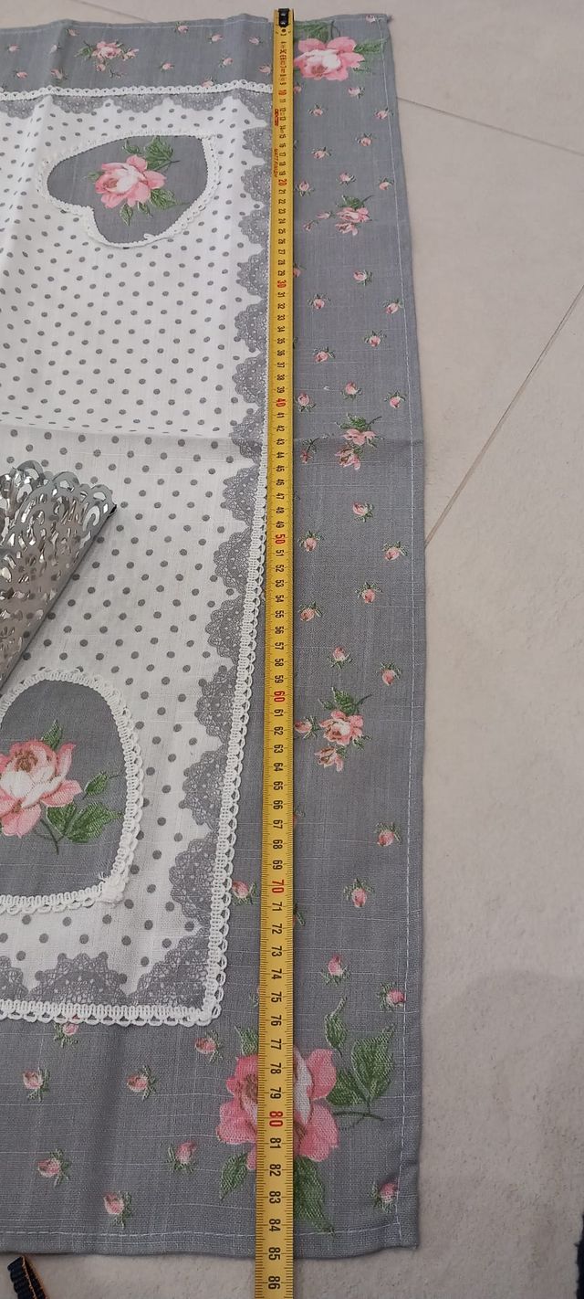 Tovaglia con centrotavola e portatovaglioli