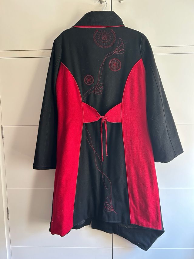 Abrigo rojo y negro paño y forro