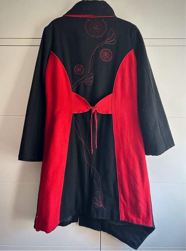 Abrigo rojo y negro paño y forro