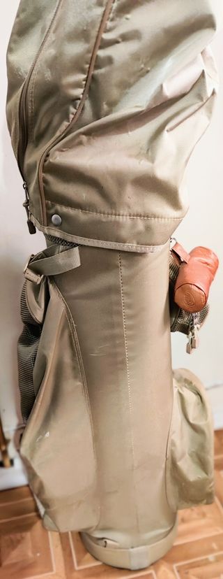 Bolsa golf con palos y carrito
