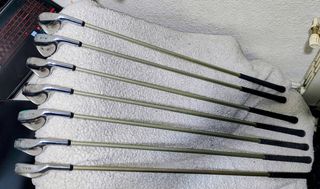 Bolsa golf con palos y carrito