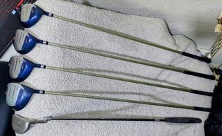 Bolsa golf con palos y carrito