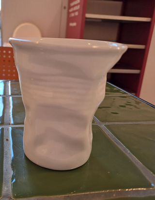 Vaso blanco diseño cerámica arrugado. Nuevo