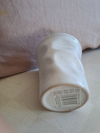 Vaso blanco diseño cerámica arrugado. Nuevo