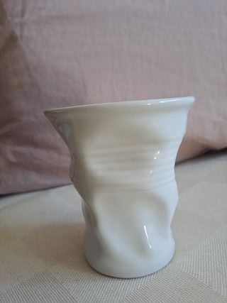 Vaso blanco diseño cerámica arrugado. Nuevo