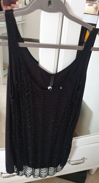 Top negro adornado Guess 