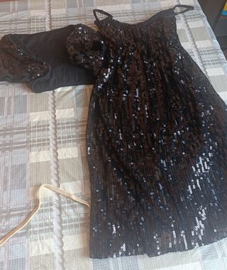 Vendo 9 vestidos y 1 chaqueta .