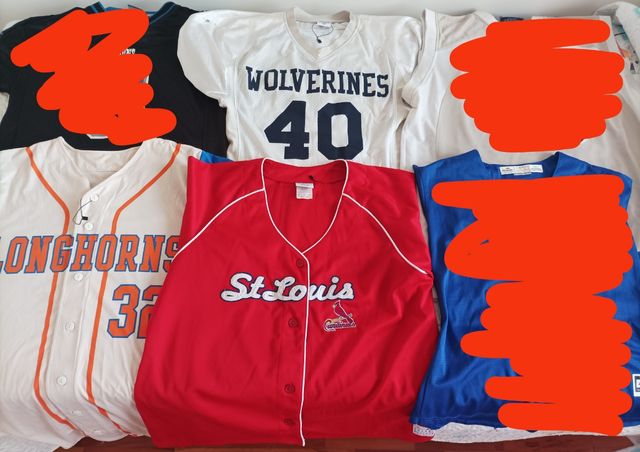 Molte maglie della NFL e del baseball.