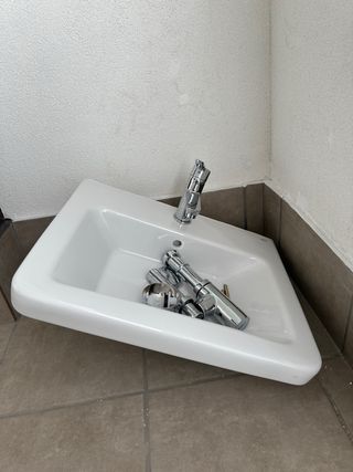 2 Lavabos nuevos con grifos y sifon