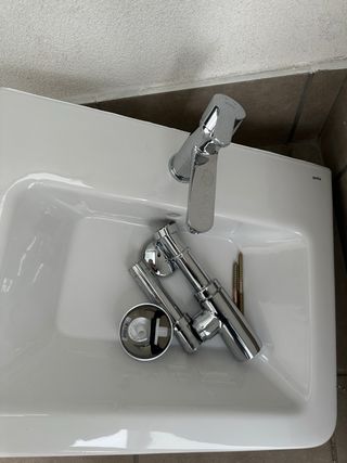 2 Lavabos nuevos con grifos y sifon