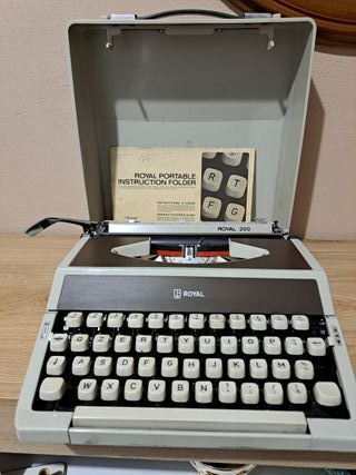 Macchina da scrivere Royal portatile anni '70