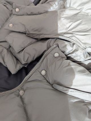 Abrigo acolchado con etiqueta MANGO