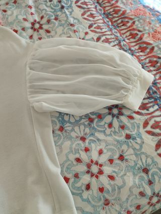 Camiseta Zara con mangas transparentes 