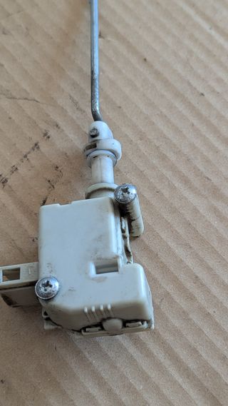 1J6810773A Attuatore serratura carburante VW Golf