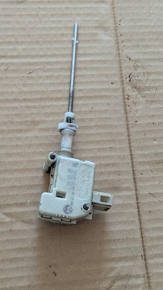 1J6810773A Attuatore serratura carburante VW Golf