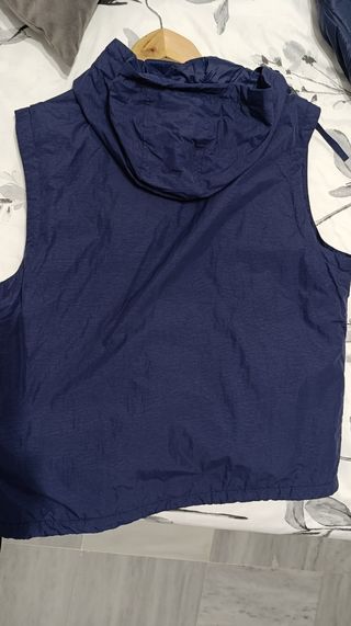 Chaleco ligero con gorro de Zara