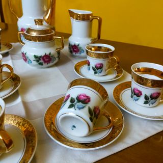 Juego de café vintage con filos dorados