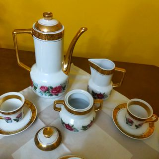 Juego de café vintage con filos dorados