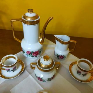 Juego de café vintage con filos dorados