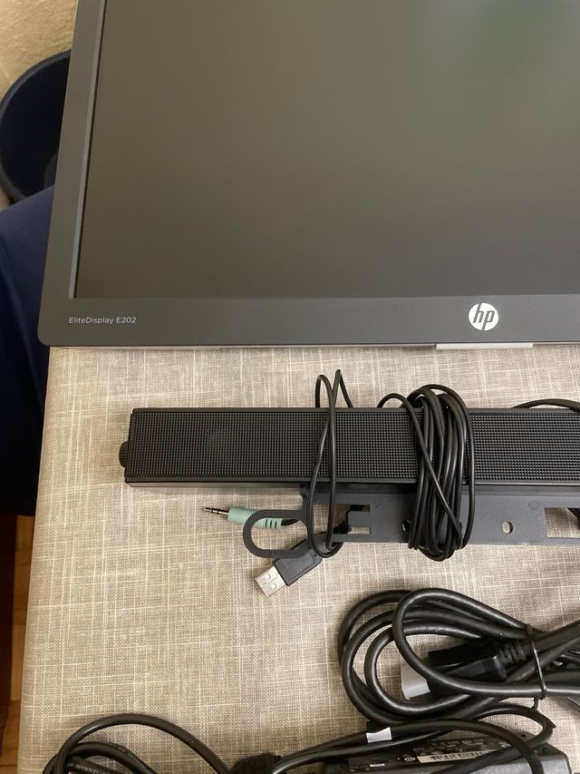 Monitor HP con altavoz y pie adatable en altura