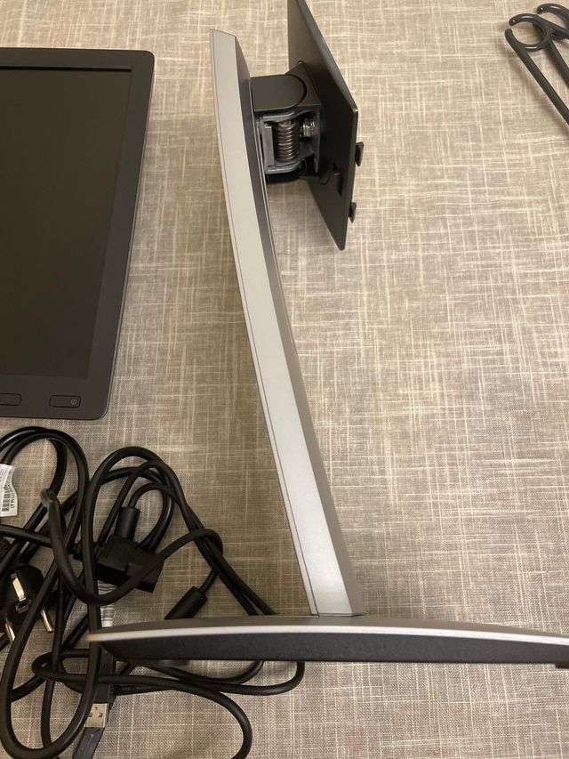 Monitor HP con altavoz y pie adatable en altura