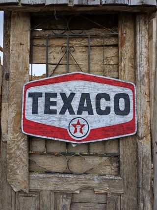 Cartel Texaco en madera