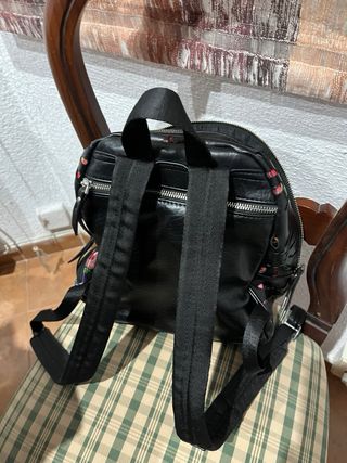 Mochila pequeña desigual con monedero
