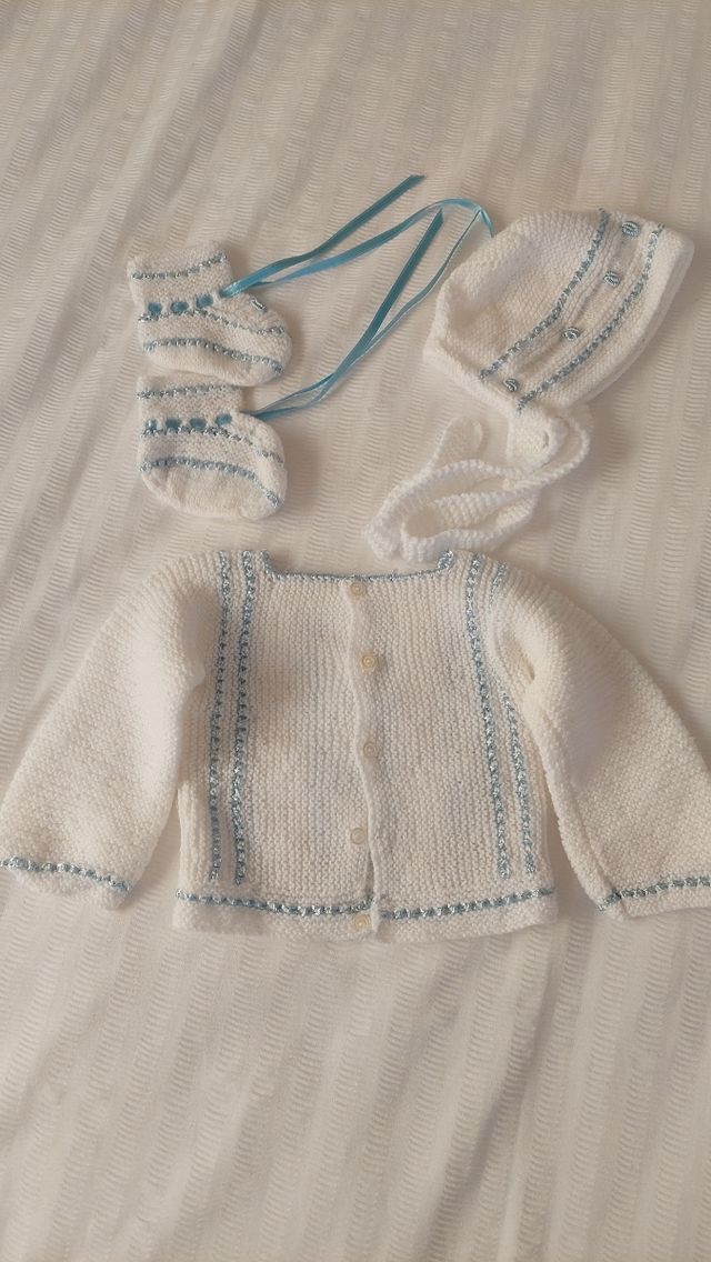 Conjunto de lana para recién nacido hecho a mano