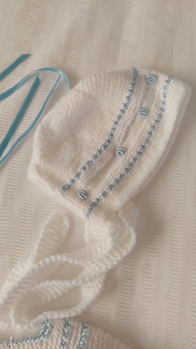 Conjunto de lana para recién nacido hecho a mano