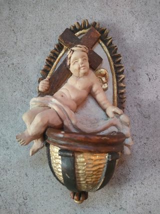 Acquasantiera in legno intagliata a mano