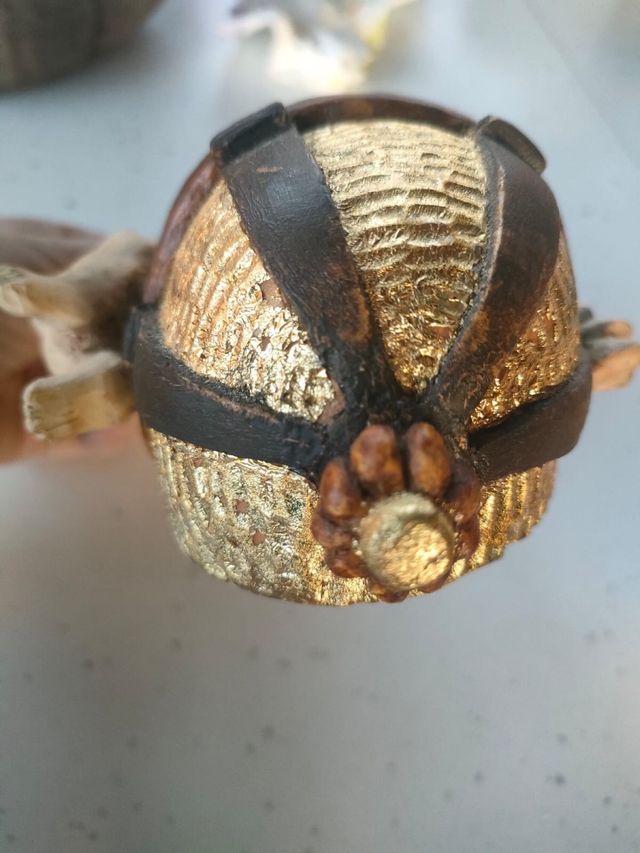 Acquasantiera in legno intagliata a mano