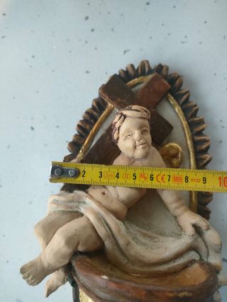 Acquasantiera in legno intagliata a mano