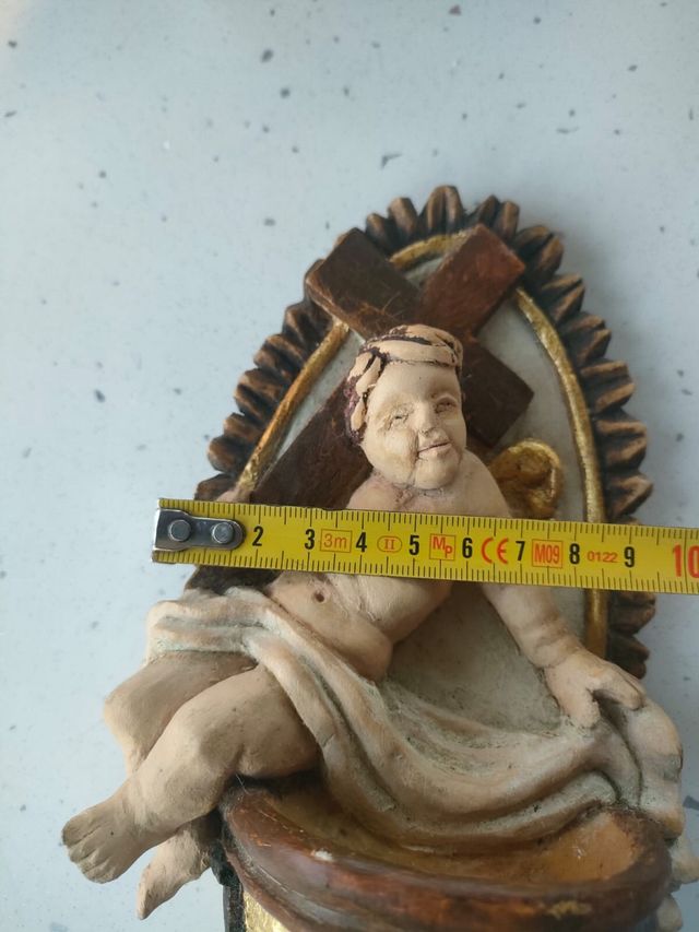 Acquasantiera in legno intagliata a mano