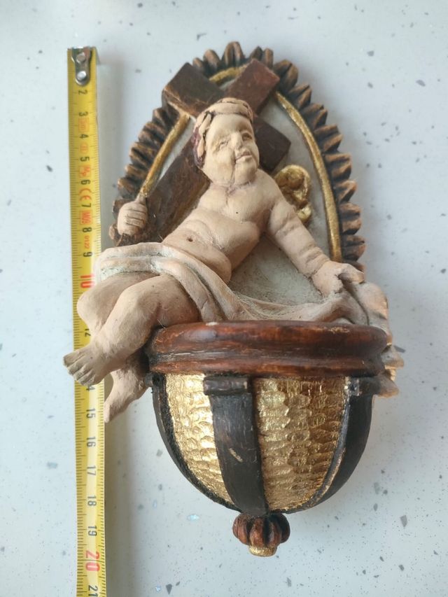 Acquasantiera in legno intagliata a mano