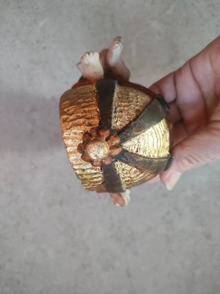 Acquasantiera in legno intagliata a mano