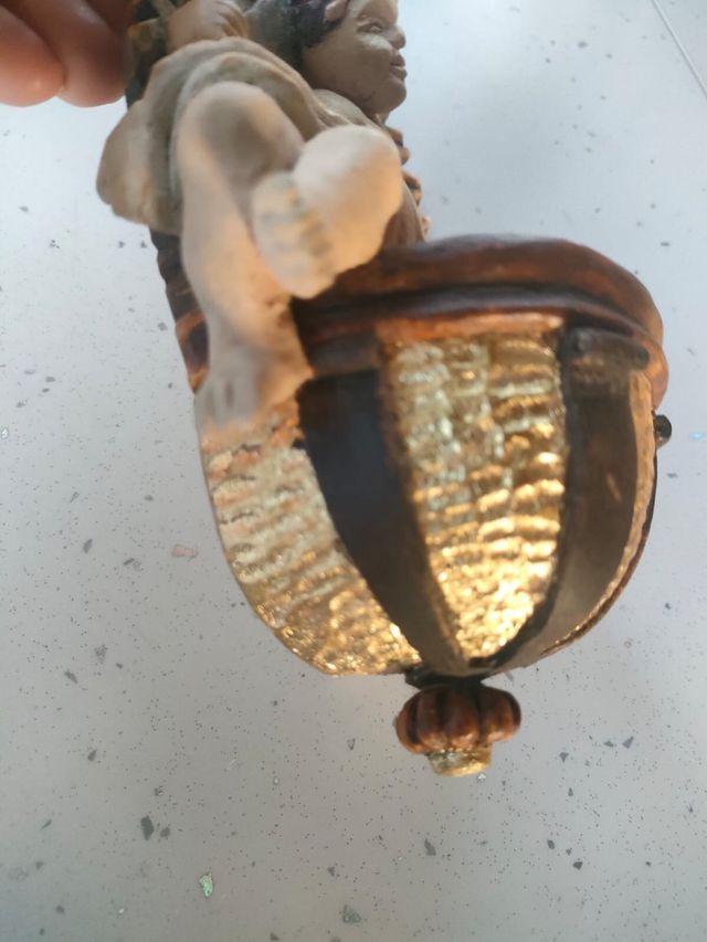 Acquasantiera in legno intagliata a mano