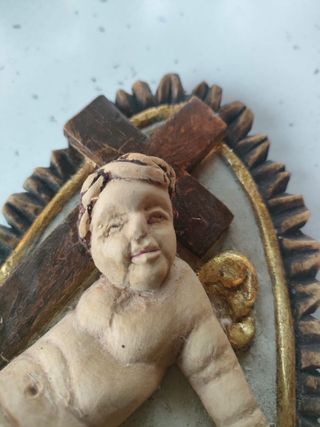 Acquasantiera in legno intagliata a mano