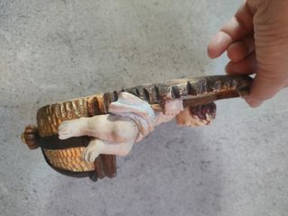 Acquasantiera in legno intagliata a mano