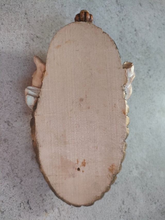 Acquasantiera in legno intagliata a mano