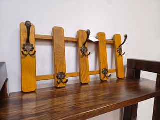 Appendiabiti rustico in legno chiaro