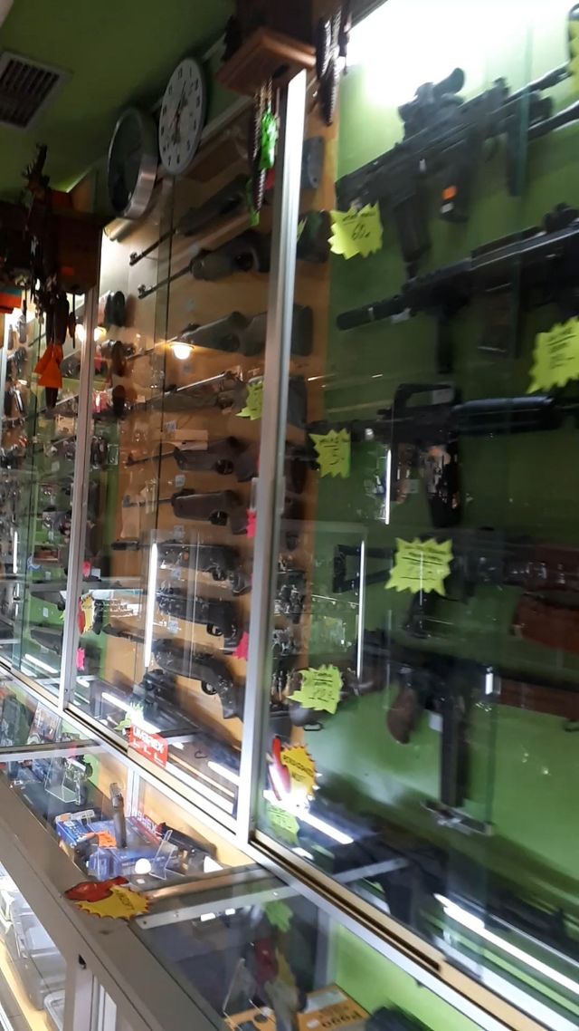 Armas,escudos,catanas,arcos,decoración ,armaduras