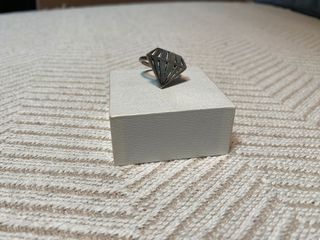 Anillo plateado detalle forma diamante