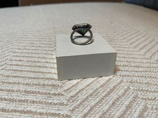 Anillo plateado detalle forma diamante