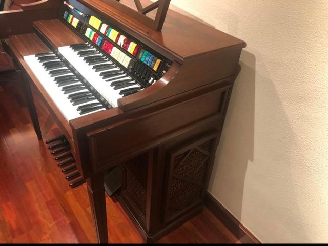 Organo electrónico LOWREY