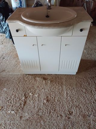 Armario con pica para baño.