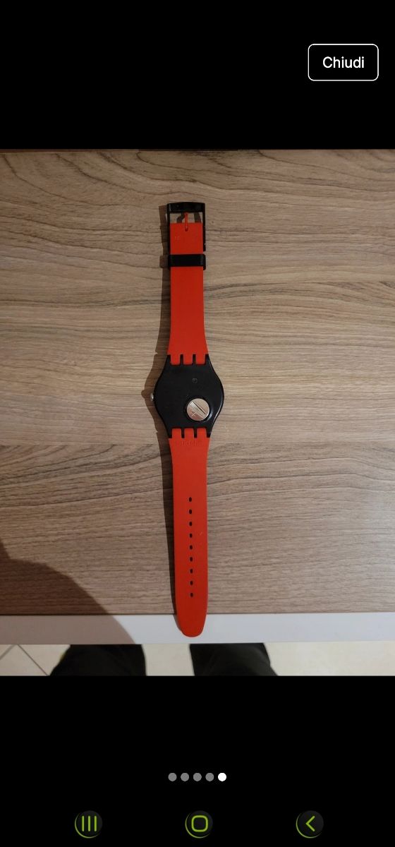 Swatch con cinturino nero e rosso
