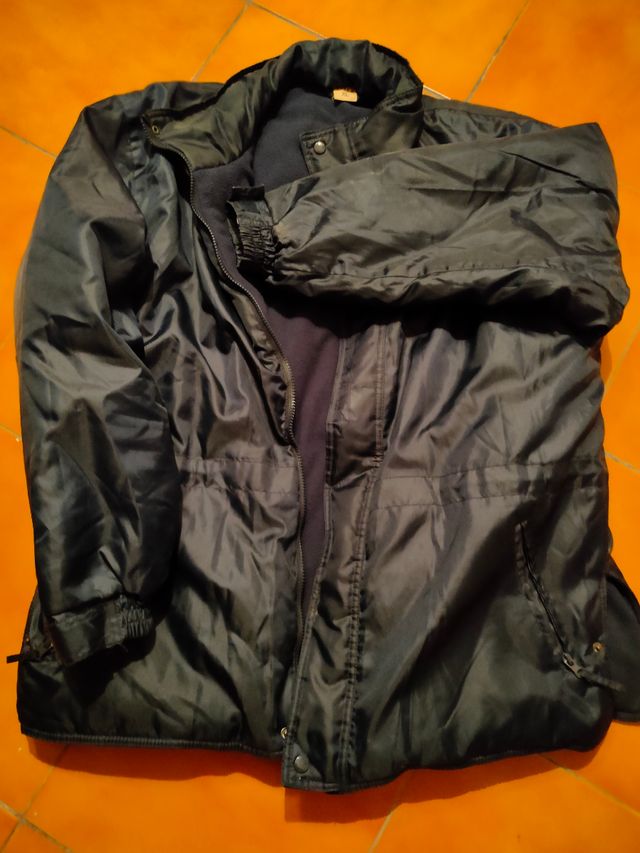 LOTE DE CUATRO ABRIGOS CHUBASQUEROS VARIADOS